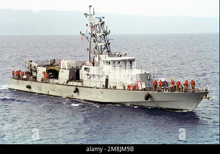 Una vista a dritta di prua della pattuglia costiera USS TEMPEST (PC-2) preparazione per un appuntamento di rifornimento con una nave da guerra statunitense al largo delle coste di Haiti durante l'embargo sponsorizzato dalle Nazioni Unite. Oggetto operazione/Serie: SOSTENERE LA DEMOCRAZIA Paese: Mar dei Caraibi Foto Stock