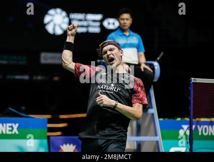 Kuala Lumpur, Malesia. 14th Jan, 2023. Viktor Axelsen di Danimarca festeggia dopo aver sconfitto Kanta Tsuneyama del Giappone durante la semifinale maschile del Petronas Malaysia Open 2023 all'Axiata Arena. Viktor Axelsen di Danimarca ha vinto con punteggi; 21/21 : 7/15 (Foto di Wong Fok Loy/SOPA Images/Sipa USA) Credit: Sipa USA/Alamy Live News Foto Stock