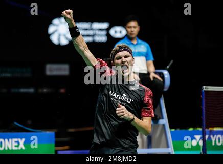 Kuala Lumpur, Malesia. 14th Jan, 2023. Viktor Axelsen di Danimarca festeggia dopo aver sconfitto Kanta Tsuneyama del Giappone durante la semifinale maschile del Petronas Malaysia Open 2023 all'Axiata Arena. Viktor Axelsen di Danimarca ha vinto con punteggi; 21/21 : 7/15 (Foto di Wong Fok Loy/SOPA Images/Sipa USA) Credit: Sipa USA/Alamy Live News Foto Stock