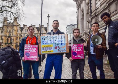 Londra, Regno Unito. 14th Jan, 2023. I medici junior hanno i cartelloni che richiedono il ripristino completo della paga durante il raduno del comitato dei medici junior della British Medical Association (BMA) al Central Hall Westminster. Credit: SOPA Images Limited/Alamy Live News Foto Stock