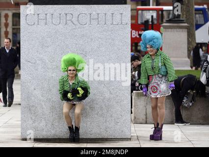 Londra, Inghilterra, Regno Unito. Due uomini di mezza età vestiti da donne, accanto alla statua di Winston Churchill in Piazza del Parlamento Foto Stock