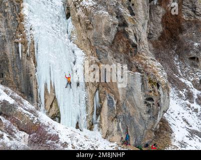 Greg Moore Ice climbing Lower Falls destra che è classificato WI4 Foto Stock