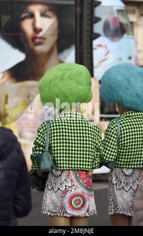 Londra, Inghilterra, Regno Unito. Due uomini di mezza età vestiti da donne in Piazza del Parlamento, dall'altra parte della strada rispetto a un autobus decorato Foto Stock