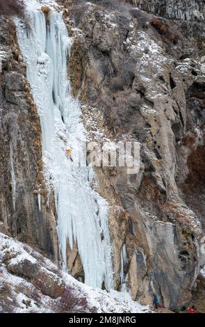 Greg Moore Ice climbing Lower Falls destra che è classificato WI4 Foto Stock