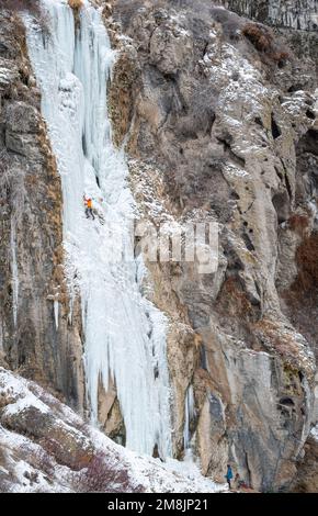 Greg Moore Ice climbing Lower Falls destra che è classificato WI4 Foto Stock