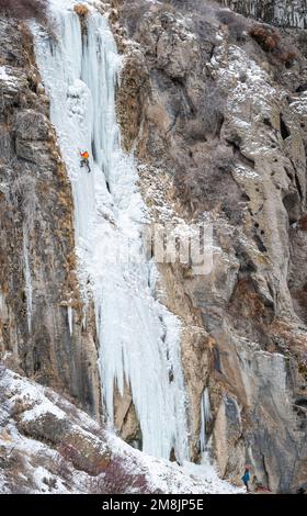 Greg Moore Ice climbing Lower Falls destra che è classificato WI4 Foto Stock