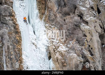 Greg Moore Ice climbing Lower Falls destra che è classificato WI4 Foto Stock