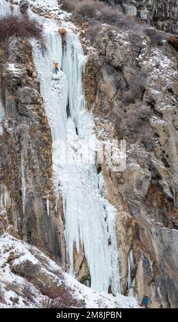 Greg Moore Ice climbing Lower Falls destra che è classificato WI4 Foto Stock