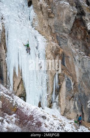 Greg Moore Ice climbing Lower Falls destra che è classificato WI4 Foto Stock