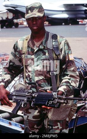 Un ritratto informale della lunghezza di 3/4 mm di PFC. Otha Byrd, 3rd Platoon, 325th Airborne Combat Team (ABCT), Southern European Task Force (SETAF), Brigata di Fanteria, Vicenza, Italia, custodisce la rampa con un'arma automatica M-249. Subject Operation/Series: RIPRISTINARE LA SPERANZA base: Kigali Paese: Ruanda (RWA) Foto Stock