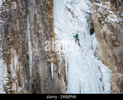 Greg Moore Ice climbing Lower Falls destra che è classificato WI4 Foto Stock