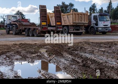 Felanitx, Spagna; gennaio 05 2023: Carrelli industriali da costruzione parcheggiati nel campo aperto sull'isola di Mallorca, Spagna Foto Stock