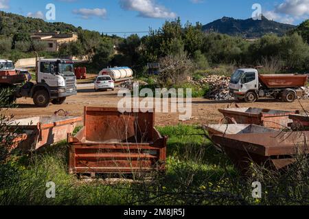 Felanitx, Spagna; gennaio 05 2023: Carrelli industriali da costruzione parcheggiati nel campo aperto sull'isola di Mallorca, Spagna Foto Stock