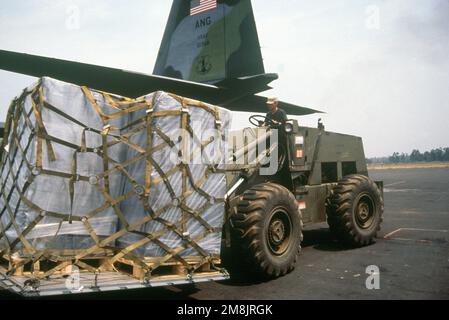 Un carrello elevatore scarica le forniture di rilievo da un C-130 assegnato al 136th Airlift Wing 181st Airlift Squadron, Dallas, Texas Air National Guard. Subject Operation/Series: Restore Hope base: Goma Paese: Zaire (ZAR) Foto Stock