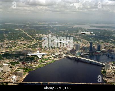 Una vista aerea di tre aerei P-3C Orion di Patrol Squadron 45 (VP-45) in volo sulla città. Il ponte Fuller-Warren, che trasporta il traffico sull'Interstate 95, si trova in fondo al telaio. Il ponte Acosta, aperto di recente, si trova al centro, con il ponte Main Street, mostrato in alto a destra. Base: Jacksonville Stato: Florida (FL) Paese: Stati Uniti d'America (USA) Foto Stock