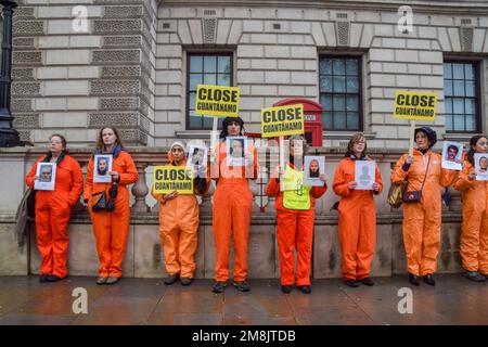 Londra, Regno Unito. 14th gennaio 2023. Manifestanti in Piazza del Parlamento. Gli attivisti che indossavano tute di prigione arancioni hanno marciato attraverso Westminster chiedendo la chiusura del campo di detenzione di Guantánamo Bay. Il 11th gennaio ha segnato il 21st° anniversario dall'apertura della controversa prigione. Credit: Vuk Valcic/Alamy Live News Foto Stock