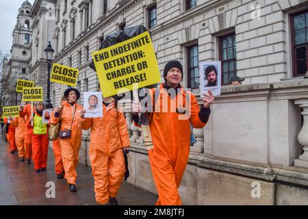 Londra, Regno Unito. 14th gennaio 2023. Manifestanti in Piazza del Parlamento. Gli attivisti che indossavano tute di prigione arancioni hanno marciato attraverso Westminster chiedendo la chiusura del campo di detenzione di Guantánamo Bay. Il 11th gennaio ha segnato il 21st° anniversario dall'apertura della controversa prigione. Credit: Vuk Valcic/Alamy Live News Foto Stock