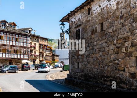 Vega del Pas, Spagna - 12 agosto 2022: Vista panoramica del pittoresco villaggio Foto Stock