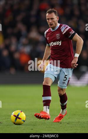 Wolverhampton, Regno Unito. 14th Jan, 2023. 14th gennaio 2023; Molineux Stadium, Wolverhampton, West Midlands, Inghilterra; Premier League Football, Wolverhampton Wanderers contro West Ham United; Vladimir Coufal di West Ham United Credit: Action Plus Sports Images/Alamy Live News Foto Stock