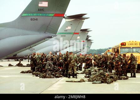 Le truppe dell'Aeronautica militare del 3rd APS (Aerial Port Squadron) hanno aiutato il 5th Mobile Army Surgical Hospital (MASH) di Fort Bragg, NC, a caricare le attrezzature a bordo di un aereo C-130 a sostegno dell'operazione. (Data esatta sconosciuta). Soggetto operativo/Serie: PHOENIX SHARK base: Pope Air Force base Stato: North Carolina (NC) Paese: Stati Uniti d'America (USA) Foto Stock