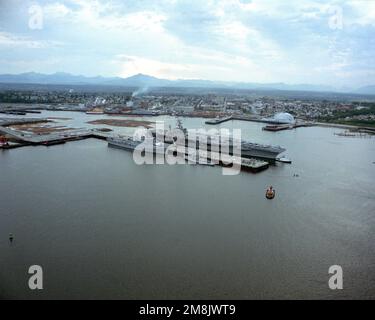 Una vista aerea a dritta della portaerei a energia nucleare USS ABRAHAM LINCOLN (CVN-72) ormeggio al suo futuro homeport. La LINCOLN è la prima portaerei a tirare dentro al molo di nuova costruzione. Una nave da trasporto anfibio di classe Austin (LPD) e una nave navale straniera sono ormeggiate sul lato opposto del molo. La LINCOLN è prevista per cambiare homrports da NAS Alameda, California a Everett alla fine del 1996. Base: Everett Stato: Washington (WA) Paese: Stati Uniti d'America (USA) Foto Stock