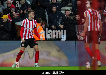 Sunderland, Regno Unito. 14th Jan, 2023. DaN Neil #24 di Sunderland festeggia il punteggio di 1-1 durante la partita del Campionato Sky Bet Sunderland vs Swansea City allo Stadio di Light, Sunderland, Regno Unito, 14th gennaio 2023 (Foto di Dan Cooke/News Images) a Sunderland, Regno Unito, il 1/14/2023. (Foto di Dan Cooke/News Images/Sipa USA) Credit: Sipa USA/Alamy Live News Foto Stock