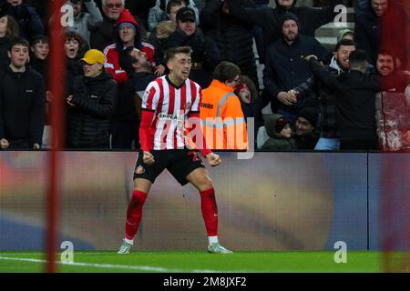 Sunderland, Regno Unito. 14th Jan, 2023. DaN Neil #24 di Sunderland festeggia il punteggio di 1-1 durante la partita del Campionato Sky Bet Sunderland vs Swansea City allo Stadio di Light, Sunderland, Regno Unito, 14th gennaio 2023 (Foto di Dan Cooke/News Images) a Sunderland, Regno Unito, il 1/14/2023. (Foto di Dan Cooke/News Images/Sipa USA) Credit: Sipa USA/Alamy Live News Foto Stock