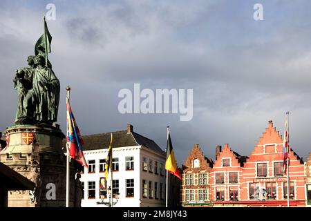 La Jan Breydel e Peter De Conik statua, la piazza del mercato di Bruges città, Fiandre Occidentali, Regione fiamminga del Belgio. Foto Stock