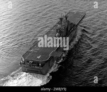 Una vista aerea obliqua a poppa della nave d'assalto anfibio USS BOXER (LHD-4) in corso durante le prove in mare. Base: USS Boxer @@(LHD 4) Paese: Golfo del Messico Foto Stock