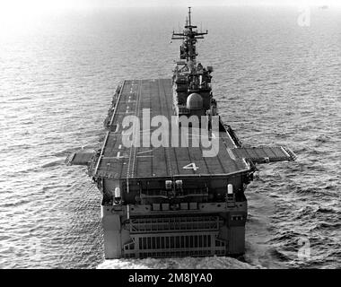 Una vista aerea a poppa della nave d'assalto anfibio USS BOXER (LHD-4) in corso durante le prove in mare. Base: USS Boxer @@(LHD 4) Paese: Golfo del Messico Foto Stock