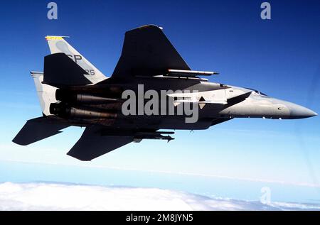 Una vista dal basso a destra di un aereo da combattimento F-15 Eagle della 52nd Fighter Wing, Spangdahlem AB, Germania, vola verso una missione missilistica aria-aria Profilo #1 durante la competizione. (Data esatta sconosciuta). Soggetto operativo/Serie: WILLIAM TELL '94 base: Tyndall Air Force base Stato: Florida (FL) Paese: Stati Uniti d'America (USA) Foto Stock