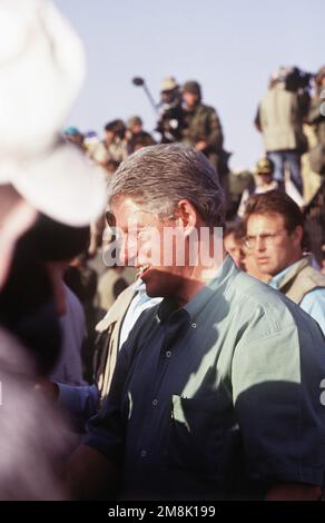 Il presidente William Jefferson Clinton scuote le mani con le truppe statunitensi quando arriva alla Tactical Assembly Area Liberty per il suo discorso alle truppe. Subject Operation/Series: GUILANT WARRIOR base: Kuwait City Paese: Kuwait (KWT) Foto Stock