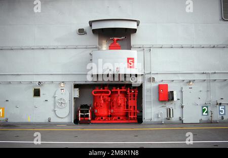 Una veduta della principale stazione di controllo dei danni e antincendio situata a metà delle navi sull'isola della portaerei italiana IL SUO GIUSEPPE GARIBALDI (C-551). IL GARIBALDI si trova a Baltimora per una visita al porto ed è aperto per escursioni. Base: Baltimore Stato: Maryland (MD) Paese: Stati Uniti d'America (USA) Foto Stock