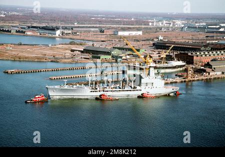 Una vista aerea del porto di prua del comando militare Sealift (MSC) oliatore della flotta USNS HENRY J. KAISER (T-AO-187) che viene spostato dal lato del molo presso lo Sparrows Point Extension Yard della Bethleham Steel Corporation da quattro rimorchiatori commerciali. La nave è in fase di preparazione per la disattivazione e lo stoccaggio delle palline. Base: Baltimore Stato: Maryland (MD) Paese: Stati Uniti d'America (USA) Foto Stock