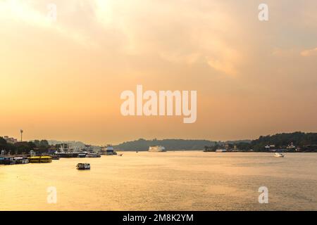 Panaji Goa India Ottobre 22 2022: Crociera al tramonto Vista del ponte Atal Setu e attività nel fiume Mandovi, compresi i casinò sul fiume a Goa Foto Stock