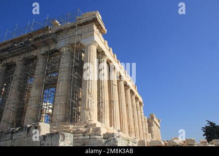 Una vista del maestoso Partenone sullo sfondo del cielo blu chiaro, la Grecia Foto Stock