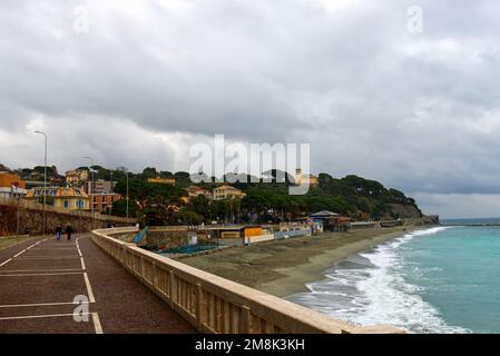 Noli, Italia - 3 gen 2022: Passeggiata e pista ciclabile lungo la spiaggia Foto Stock