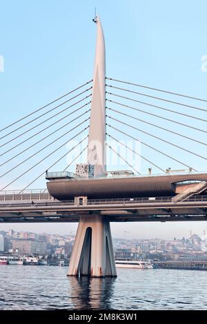 Istanbul, Turchia - Gennaio, 2023: Struttura a ponte della metropolitana del Corno d'Oro su Halic Foto Stock