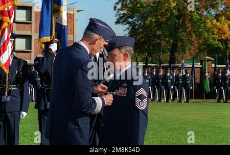 GEN. Merril A. McPeak, CAPO di STATO MAGGIORE dell'aeronautica militare, insignita della medaglia di servizio sul CAPO MAESTRO SGT. Dell'aeronautica, Gary Pfingston, al suo ritiro sul prato cerimoniale. Paese: Sconosciuto Foto Stock