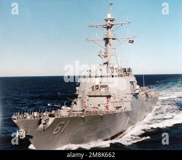 Una vista aerea di prua del cacciatorpediniere missilistico guidato USS Ramage (DDG-61) in corso durante le prove in mare dei costruttori. Nazione: Golfo del Messico Foto Stock