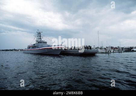 Una vista a dritta della nave di pattuglia costiera USS CHINOOK (PC-9) durante la cerimonia di messa in servizio della nave sul lungomare del porto di St Fiume Johns. Base: Saint Augustine Stato: Florida (FL) Nazione: Stati Uniti d'America (USA) Foto Stock