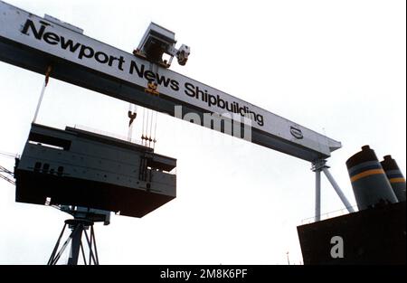 Una vista che guarda in su come una gru pesante da 350 tonnellate sposta la sezione prefabbricata della casa pilota in posizione a bordo della nuova nave da trasporto USNS GORDON (T-AKR 296) del Military Sealift Command in fase di conversione presso Newport News Shipbuilding e Drydock Corporation. Base: Newport News Stato: Virginia (VA) Nazione: Stati Uniti d'America (USA) Foto Stock