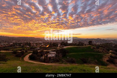 Tramonto spettacolare sull'Occidental College con Glendale in lontananza Foto Stock