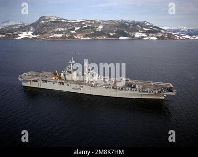 Vista aerea a dritta della nave d'assalto anfibio USS WASP (LHD-1) che transita nel fiordo di Surmadal al termine dell'esercizio forte risolutezza '95. Oggetto operazione/Serie: STRONG RESOLVE '95 base: Surnadalsora Paese: Norvegia (NOR) Foto Stock