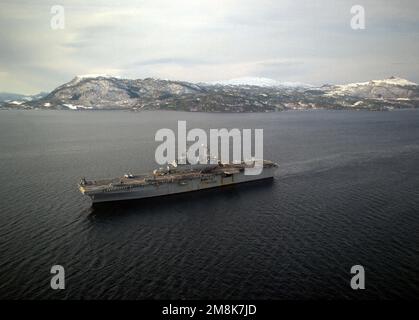 Una vista aerea di prua del porto della nave d'assalto anfibio USS WASP (LHD-1) in partenza dal fiordo di Surnadal alla conclusione dell'esercizio forte risolutezza '95. Oggetto operazione/Serie: STRONG RESOLVE '95 base: Surnadalsora Paese: Norvegia (NOR) Foto Stock