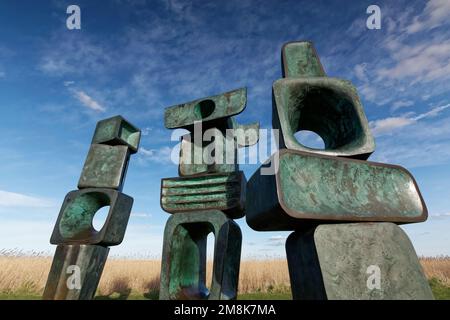 La scultura della Famiglia dell'uomo creata da Barbara Hepworth a Snape Maltings. Foto Stock