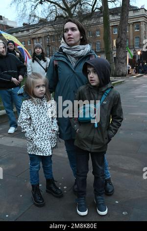 Downing Street, Londra, Regno Unito, 14 gennaio 2023: Protesta della comunità Ucraina contro lo sciopero missilistico russo a Dnipro e ha colpito i principali siti infrastrutturali in Ucraina. Credit: Vedi li/Picture Capital/Alamy Live News Foto Stock