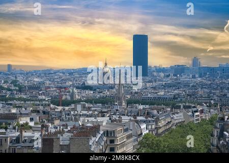 Parigi, vista aerea della città, con la cupola degli Invalides e la torre Montparnasse sullo sfondo Foto Stock
