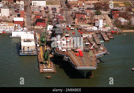 Una prua aerea in vista della portaerei NUCLEARE JOHN C. STENNIS (CVN-74) presso il molo di Newport News Shipbuilding e Drydock Corporation sul fiume James. Le bambole arancioni sul ponte sono letti di prova catapulta e sono lanciate in prova dalle catapulta per simulare il peso dell'aeromobile. Base: Newport News Stato: Virginia (VA) Nazione: Stati Uniti d'America (USA) Foto Stock