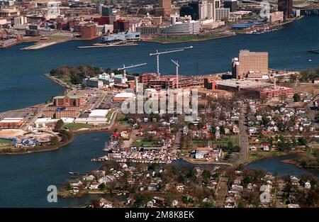 Una vista aerea del Portsmouth Naval Hospital Complex. Il vecchio ospedale originale, ora utilizzato per la pediatria, è a sinistra con il nuovo ospedale a destra. Tra i due è il cantiere della massiccia espansione al complesso. La città di Norfolk si trova sullo sfondo del fiume Elizabeth. Il grande edificio grigio scuro al limitare delle acque e' il Nauticus Maritime Exhibition. Base: Portsmouth Stato: Virginia (VA) Nazione: Stati Uniti d'America (USA) Foto Stock